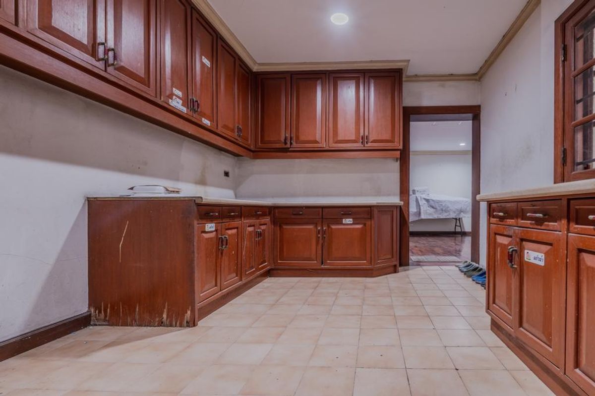 For SaleHouseLadkrabang, Suwannaphum Airport : Land for sale with buildings  Chaloem Phrakiat Rama 9 Road, Soi 62