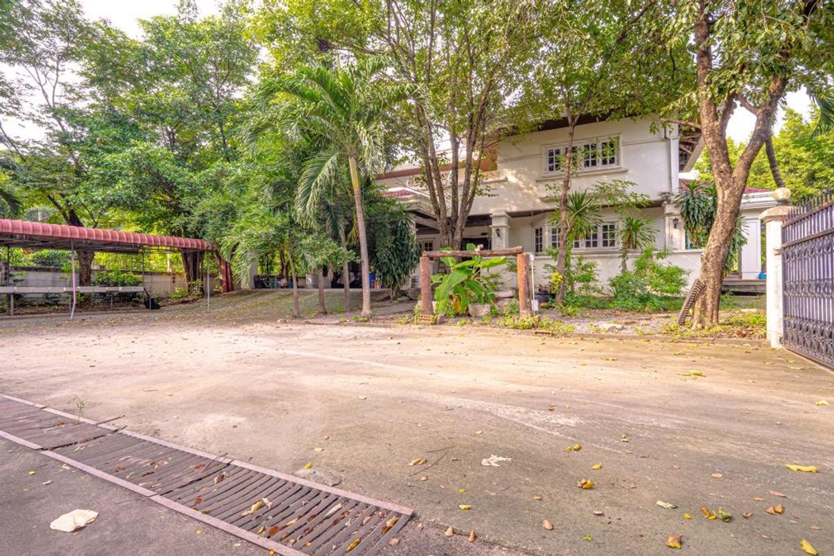For SaleHouseLadkrabang, Suwannaphum Airport : Land for sale with buildings  Chaloem Phrakiat Rama 9 Road, Soi 62