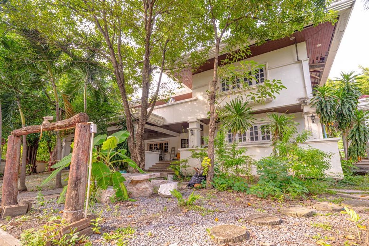 For SaleHouseLadkrabang, Suwannaphum Airport : Land for sale with buildings  Chaloem Phrakiat Rama 9 Road, Soi 62