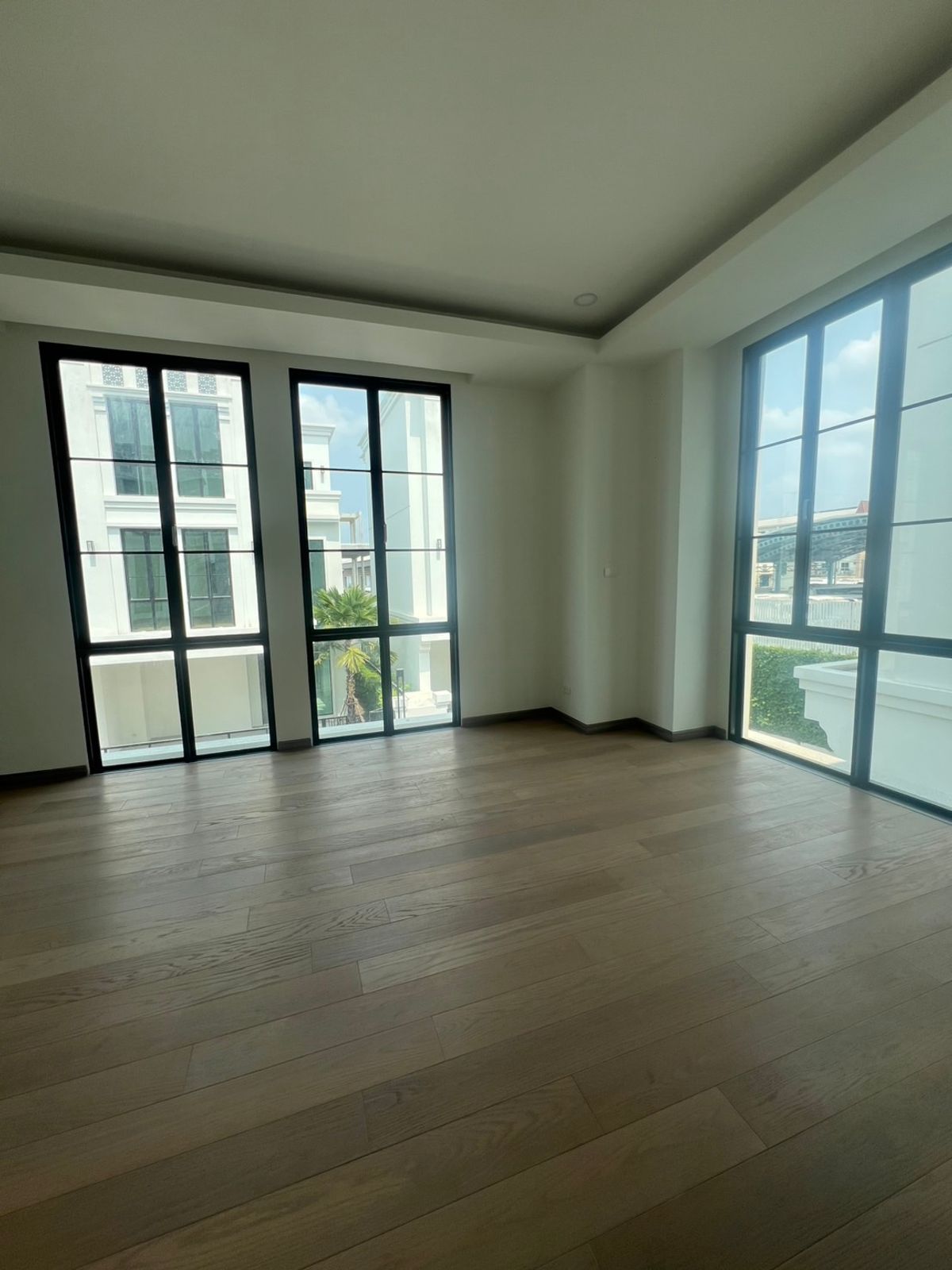 ให้เช่าบ้านเกษตร นวมินทร์ ลาดปลาเค้า : ให้เช่า บ้านเดี่ยวสไตล์รีเจนซี ขนาด 327 ตร.ม. | 4 ห้องนอน | 2 ที่จอดรถ, ระเบียงใหญ่ชั้น3สำหรับชมวิว, ทำเลใกล้ทางด่วนรามอินทรา และโรงเรียนนานาชาติ KPIS, SISB 