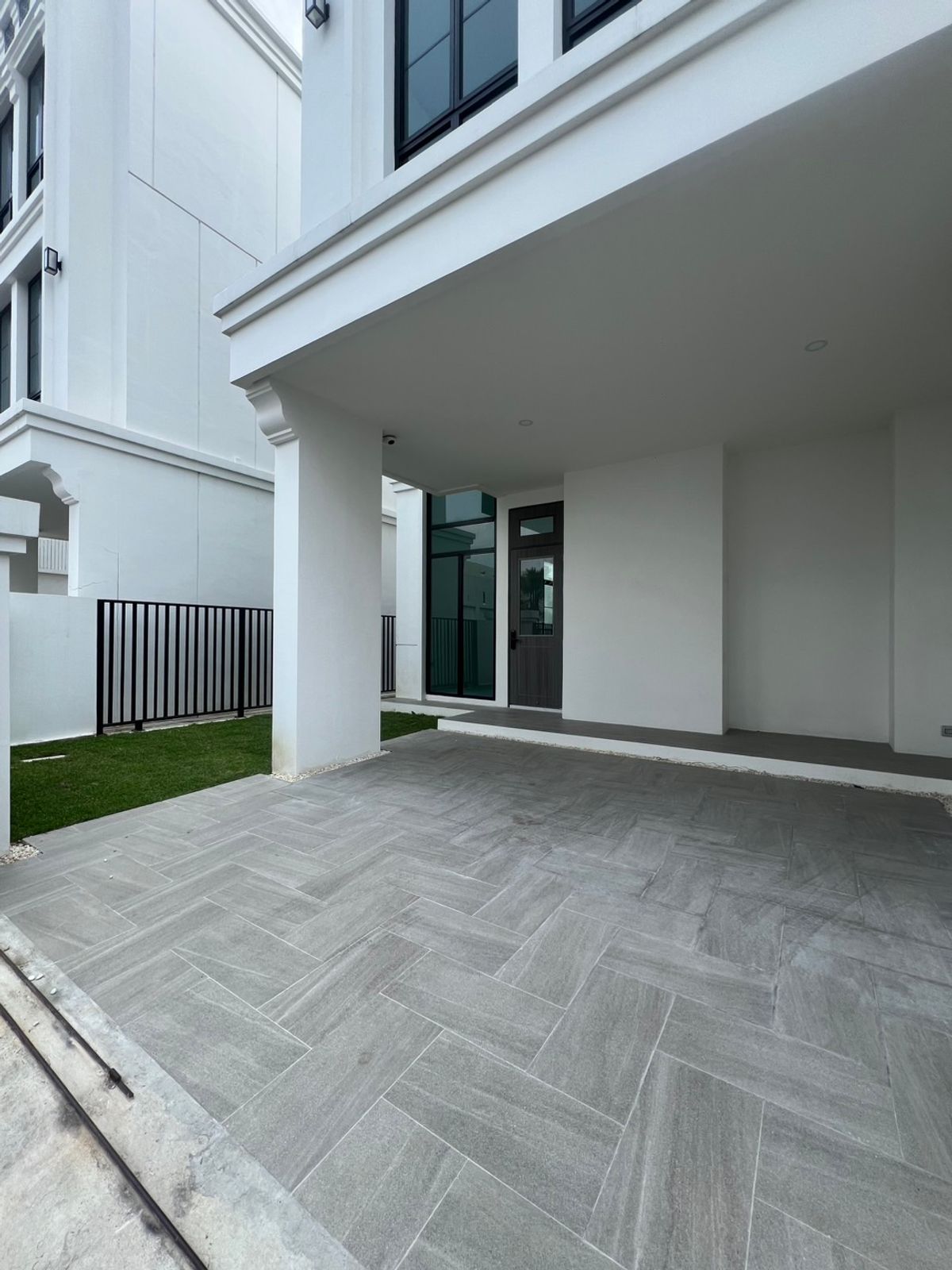 ให้เช่าบ้านเกษตร นวมินทร์ ลาดปลาเค้า : ให้เช่า บ้านเดี่ยวสไตล์รีเจนซี ขนาด 327 ตร.ม. | 4 ห้องนอน | 2 ที่จอดรถ, ระเบียงใหญ่ชั้น3สำหรับชมวิว, ทำเลใกล้ทางด่วนรามอินทรา และโรงเรียนนานาชาติ KPIS, SISB 