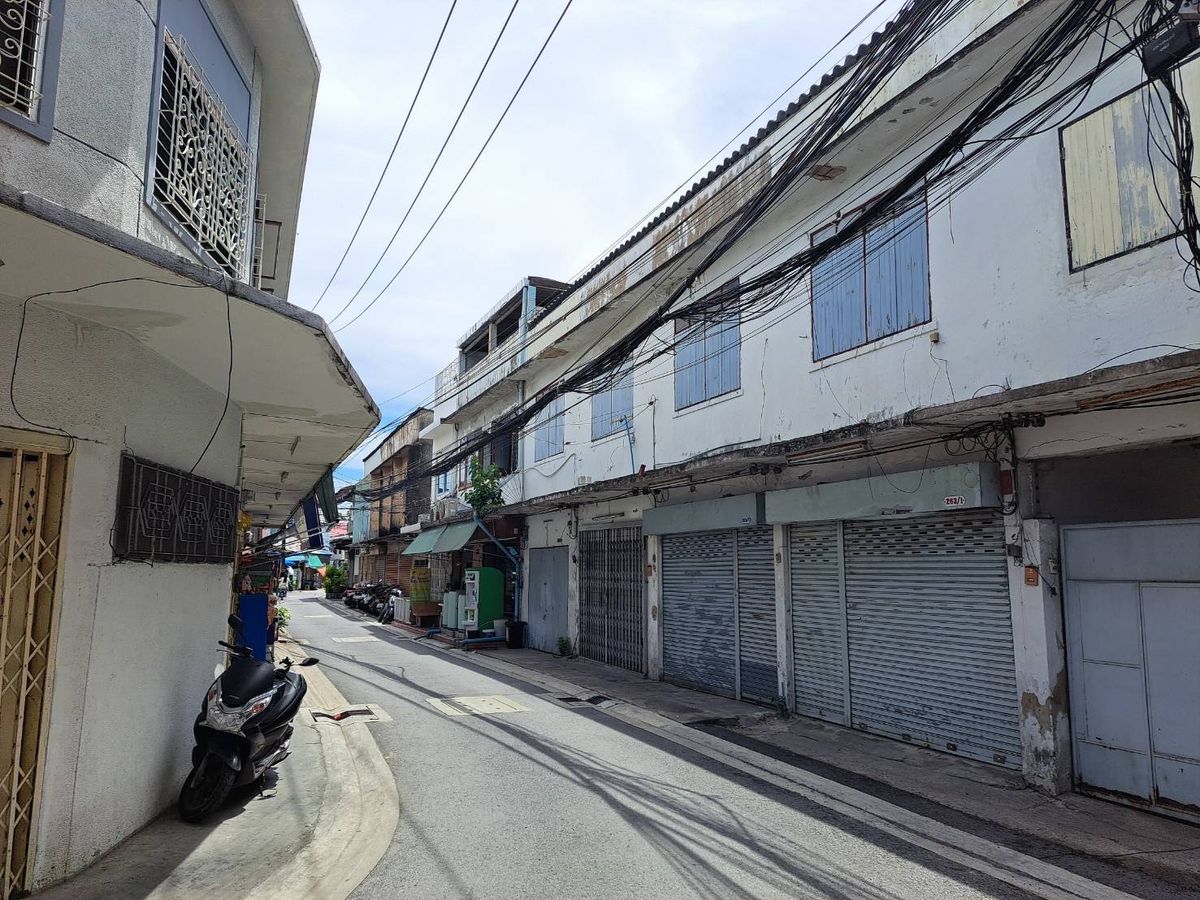 ให้เช่าอาคารพาณิชย์วงเวียนใหญ่ เจริญนคร : Vintage-Style Commercial Building • Strategic Location • Ideal for Business • Wongwain YaiYai, Thonburi