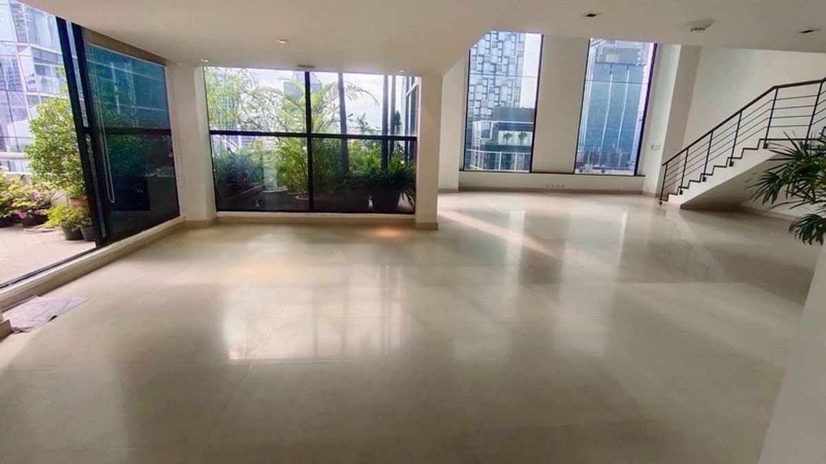 ขายคอนโดวิทยุ ชิดลม หลังสวน : 📢👇 เพนท์เฮาส์ดูเพล็กซ์สุดพิเศษ หายากมากในตลาด!ที่พักอาศัยที่มีเอกลักษณ์เฉพาะตัว พร้อมพื้นที่ใช้สอยกว้างขวาง บรรยากาศส่วนตัวและเงียบสงบ แต่สามารถเดินถึงศูนย์การค้าหรูและร้านอาหารชั้นนำได้ในไม่กี่ก้าว เหมาะสำหรับนักลงทุน ครอบครัว