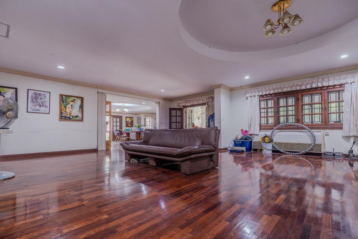 For SaleHouseLadkrabang, Suwannaphum Airport : Land for sale with buildings  Chaloem Phrakiat Rama 9 Road, Soi 62