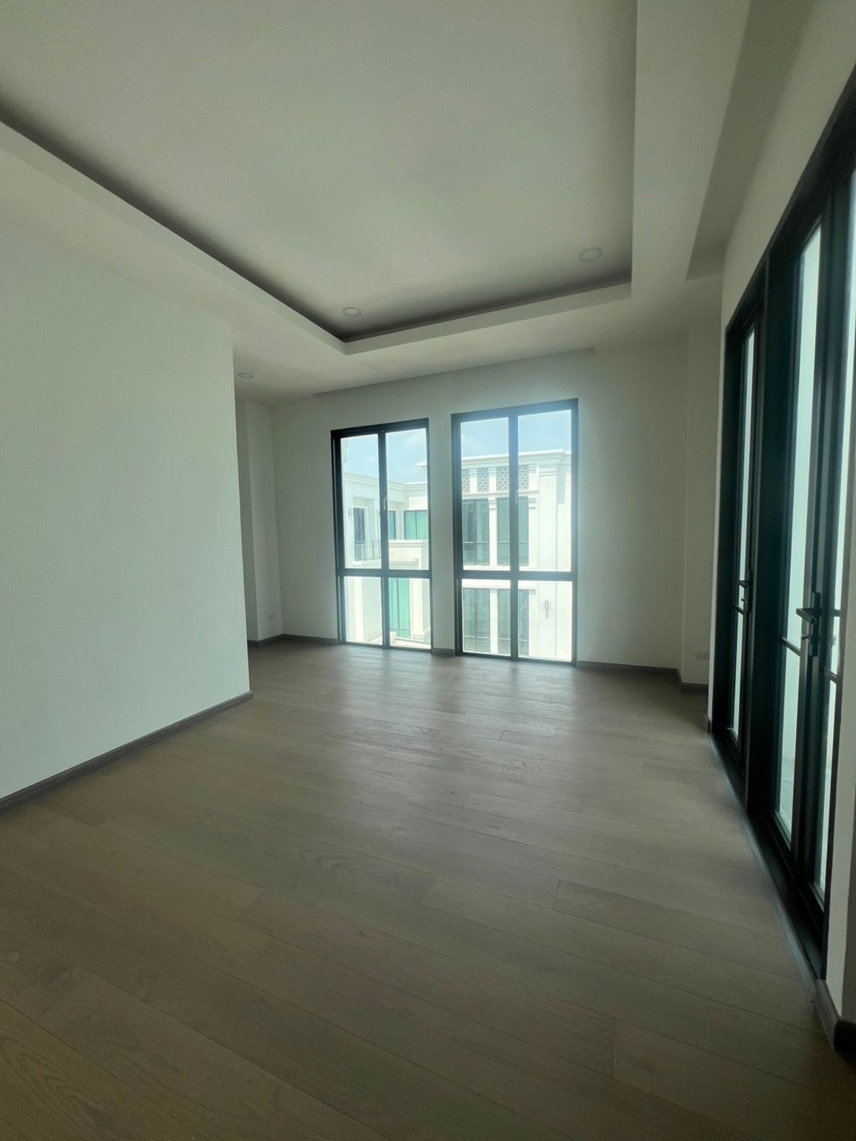 ให้เช่าบ้านเกษตร นวมินทร์ ลาดปลาเค้า : ให้เช่า บ้านเดี่ยวสไตล์รีเจนซี ขนาด 327 ตร.ม. | 4 ห้องนอน | 2 ที่จอดรถ, ระเบียงใหญ่ชั้น3สำหรับชมวิว, ทำเลใกล้ทางด่วนรามอินทรา และโรงเรียนนานาชาติ KPIS, SISB 