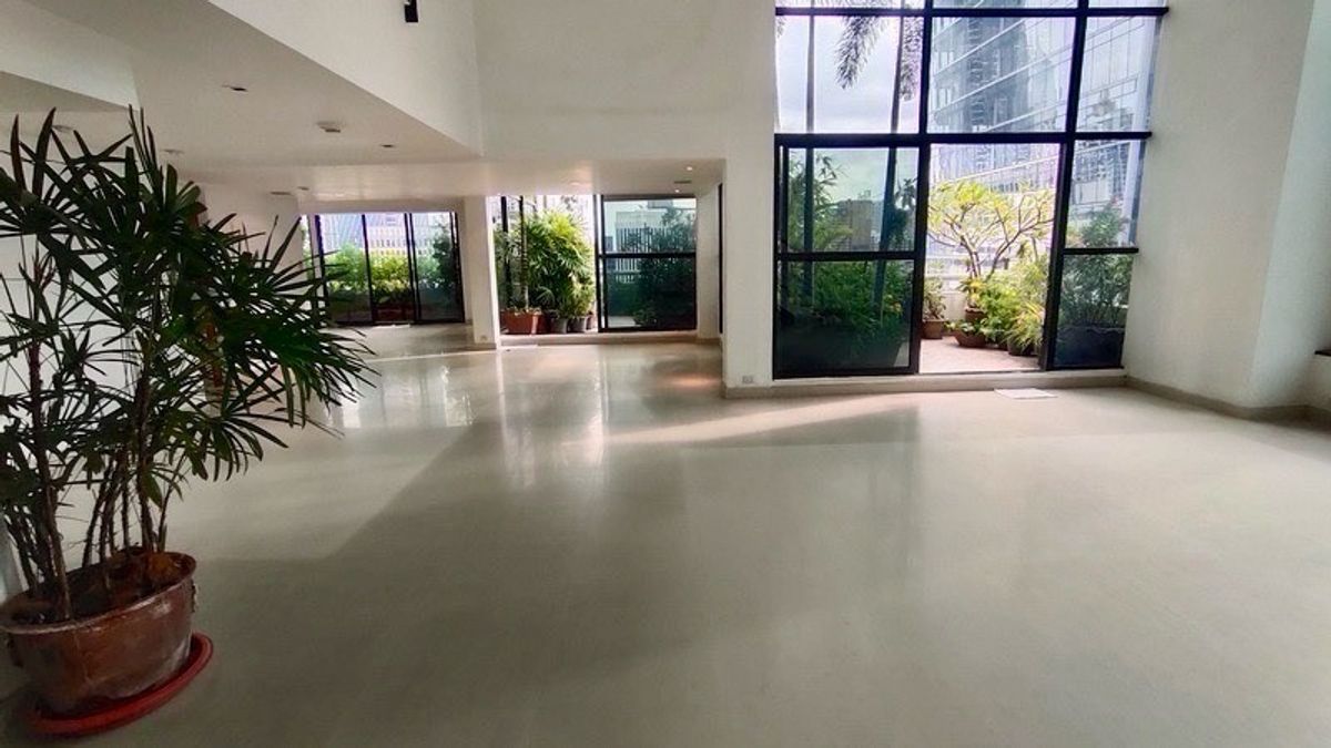 ขายคอนโดวิทยุ ชิดลม หลังสวน : 📢👇 เพนท์เฮาส์ดูเพล็กซ์สุดพิเศษ หายากมากในตลาด!ที่พักอาศัยที่มีเอกลักษณ์เฉพาะตัว พร้อมพื้นที่ใช้สอยกว้างขวาง บรรยากาศส่วนตัวและเงียบสงบ แต่สามารถเดินถึงศูนย์การค้าหรูและร้านอาหารชั้นนำได้ในไม่กี่ก้าว เหมาะสำหรับนักลงทุน ครอบครัว