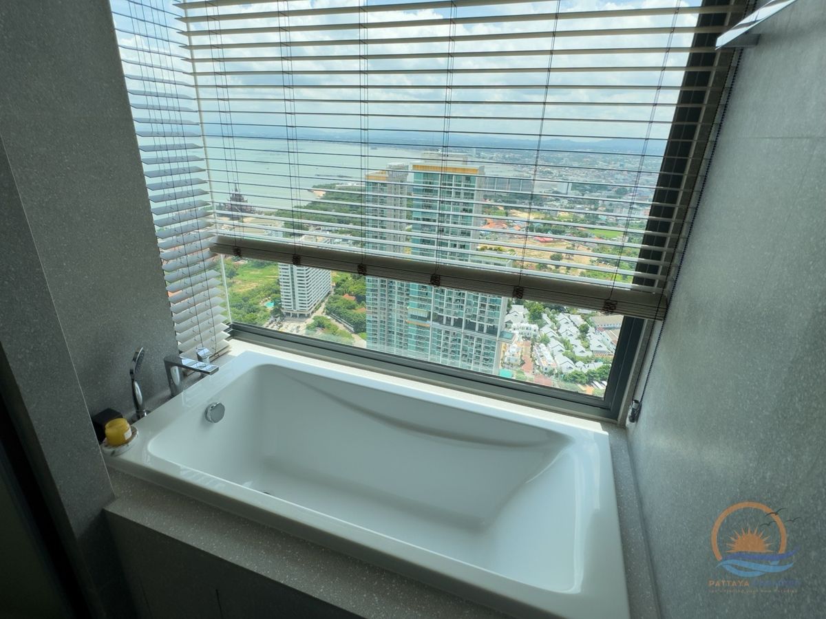 คอนโดพัทยา บางแสน ชลบุรี สัตหีบ : Arom Wongamat - 2 ห้องนอน วิวทะเลชั้นสูง พร้อม Private Jacuzzi ที่ระเบียง