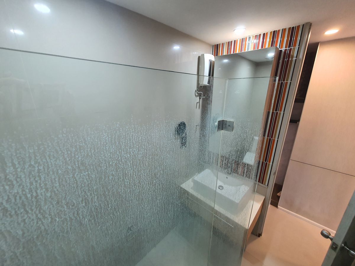 For SaleCondoLadprao, Central Ladprao : The highest in Ladprao, luxury condo 51.9 sqm. Floor 44, the view of all buildings, reserved urgently, Di Issara Ladprao, only 400 meters. To MRT Ladprao, the opportunity of the year, investment today for value tomorrow! Rare Unit Gold location is lower t