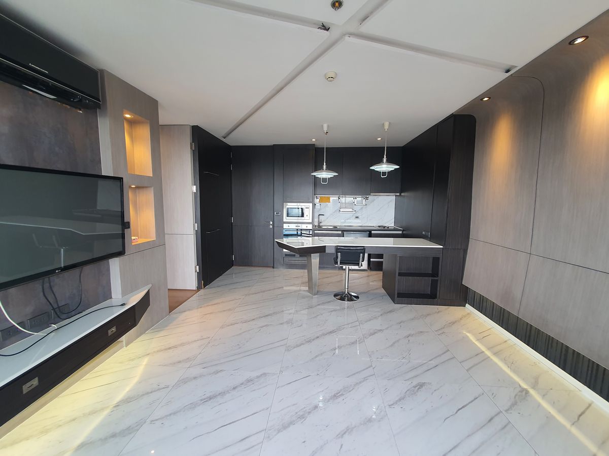 For SaleCondoLadprao, Central Ladprao : The highest in Ladprao, luxury condo 51.9 sqm. Floor 44, the view of all buildings, reserved urgently, Di Issara Ladprao, only 400 meters. To MRT Ladprao, the opportunity of the year, investment today for value tomorrow! Rare Unit Gold location is lower t