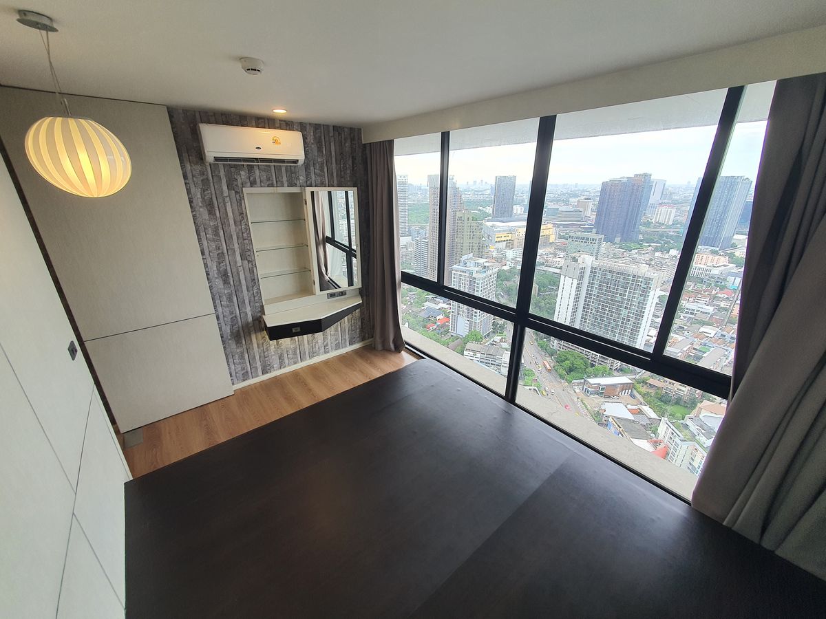 For SaleCondoLadprao, Central Ladprao : The highest in Ladprao, luxury condo 51.9 sqm. Floor 44, the view of all buildings, reserved urgently, Di Issara Ladprao, only 400 meters. To MRT Ladprao, the opportunity of the year, investment today for value tomorrow! Rare Unit Gold location is lower t