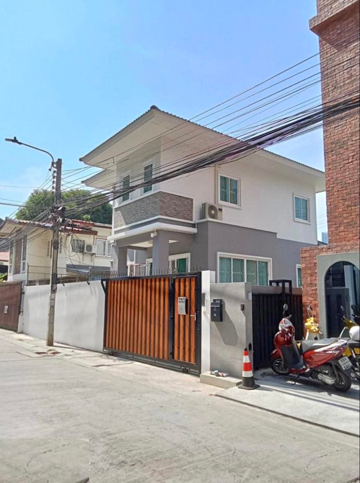 ขายบ้านสุขุมวิท อโศก ทองหล่อ : บ้านเดี่ยว 2 ชั้น ซอยสุขุมวิท 97/1 เข้าซอยเพียง 1 ก.ม ปากซอยเป็นศูนย์อาหาร สถานีรถไฟฟ้าบางจาก ฝั่งตรงข้ามใกล้ซอยสุขุมวิท 62 (เส้นทางด่วน)ซอยบ้านเป็นทางลัดตัดไปถนนอ่อนนุช ถนนศรีนครินทณ์ ได้สะดวก