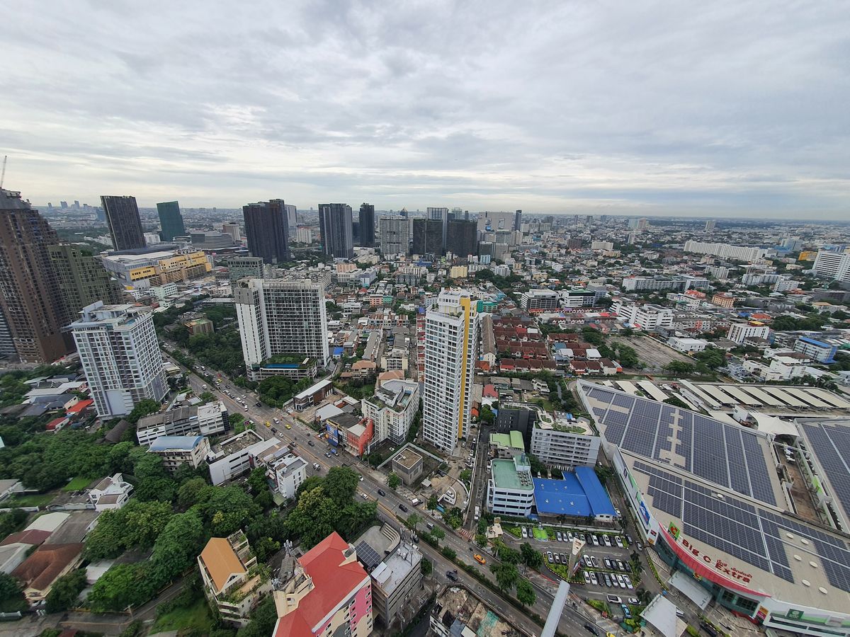 For SaleCondoLadprao, Central Ladprao : The highest in Ladprao, luxury condo 51.9 sqm. Floor 44, the view of all buildings, reserved urgently, Di Issara Ladprao, only 400 meters. To MRT Ladprao, the opportunity of the year, investment today for value tomorrow! Rare Unit Gold location is lower t