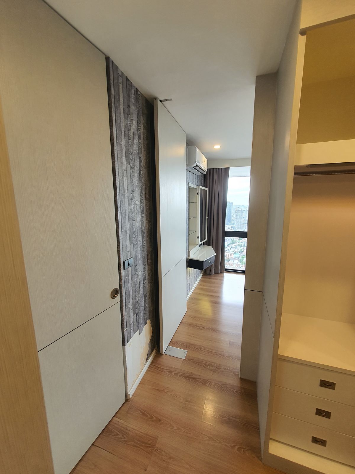 For SaleCondoLadprao, Central Ladprao : The highest in Ladprao, luxury condo 51.9 sqm. Floor 44, the view of all buildings, reserved urgently, Di Issara Ladprao, only 400 meters. To MRT Ladprao, the opportunity of the year, investment today for value tomorrow! Rare Unit Gold location is lower t
