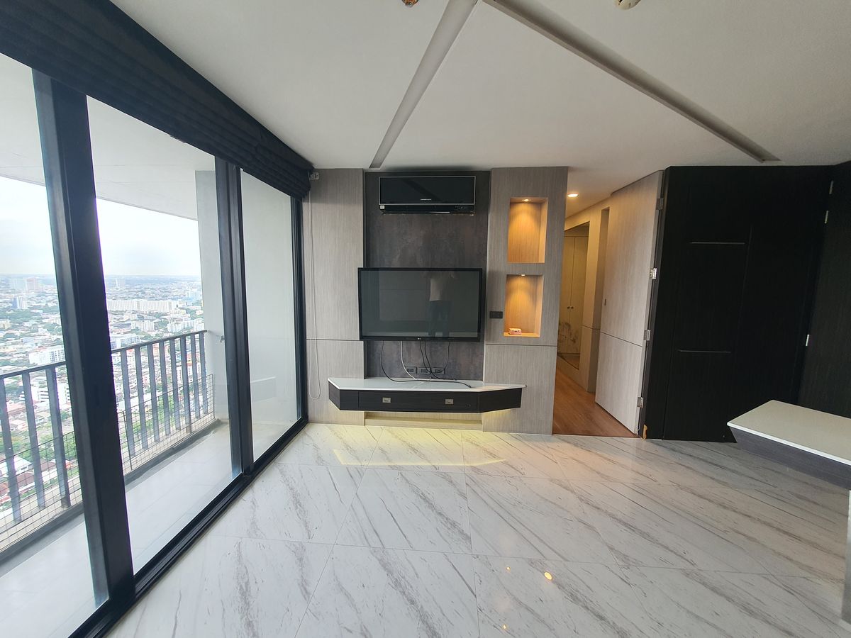 For SaleCondoLadprao, Central Ladprao : The highest in Ladprao, luxury condo 51.9 sqm. Floor 44, the view of all buildings, reserved urgently, Di Issara Ladprao, only 400 meters. To MRT Ladprao, the opportunity of the year, investment today for value tomorrow! Rare Unit Gold location is lower t