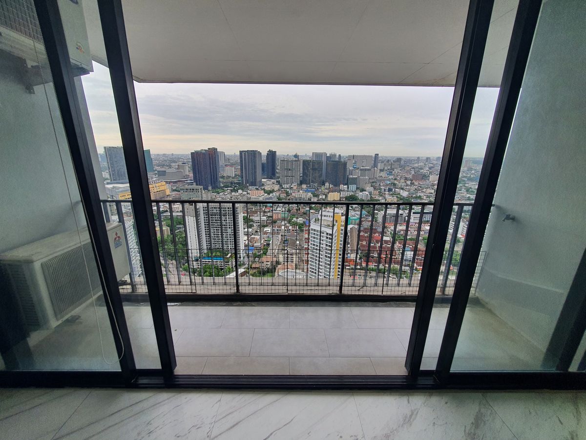 For SaleCondoLadprao, Central Ladprao : The highest in Ladprao, luxury condo 51.9 sqm. Floor 44, the view of all buildings, reserved urgently, Di Issara Ladprao, only 400 meters. To MRT Ladprao, the opportunity of the year, investment today for value tomorrow! Rare Unit Gold location is lower t