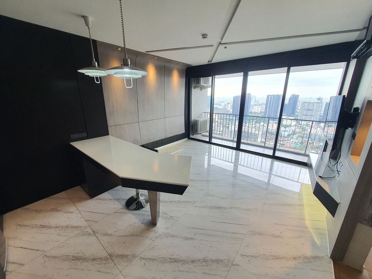 For SaleCondoLadprao, Central Ladprao : The highest in Ladprao, luxury condo 51.9 sqm. Floor 44, the view of all buildings, reserved urgently, Di Issara Ladprao, only 400 meters. To MRT Ladprao, the opportunity of the year, investment today for value tomorrow! Rare Unit Gold location is lower t