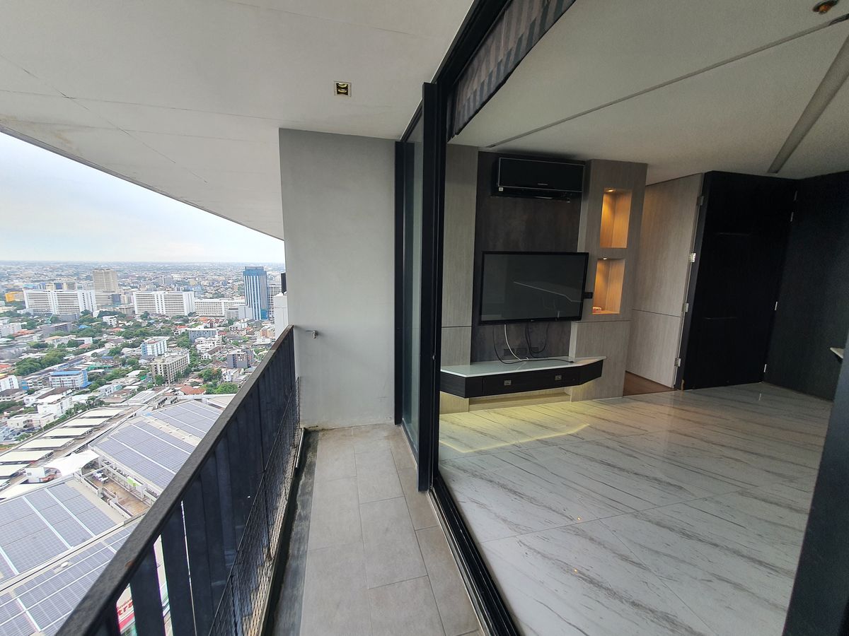 For SaleCondoLadprao, Central Ladprao : The highest in Ladprao, luxury condo 51.9 sqm. Floor 44, the view of all buildings, reserved urgently, Di Issara Ladprao, only 400 meters. To MRT Ladprao, the opportunity of the year, investment today for value tomorrow! Rare Unit Gold location is lower t