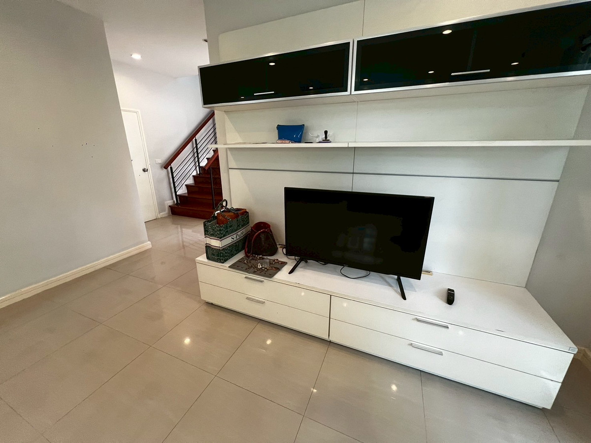 For RentHouseChaengwatana, Muangthong : house, 3 bedrooms, 3 bathrooms, close to HomePro Pakkret, near ISB International School.