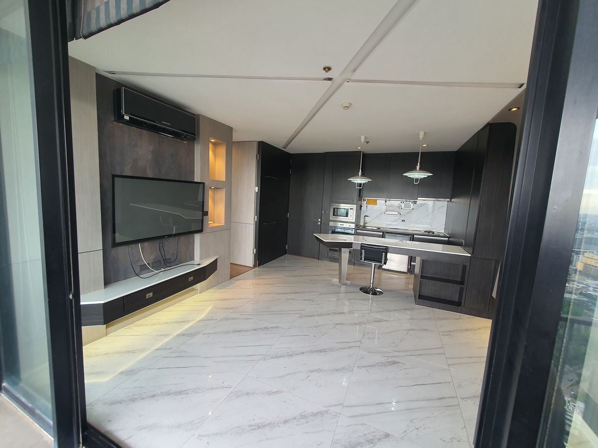 For SaleCondoLadprao, Central Ladprao : The highest in Ladprao, luxury condo 51.9 sqm. Floor 44, the view of all buildings, reserved urgently, Di Issara Ladprao, only 400 meters. To MRT Ladprao, the opportunity of the year, investment today for value tomorrow! Rare Unit Gold location is lower t