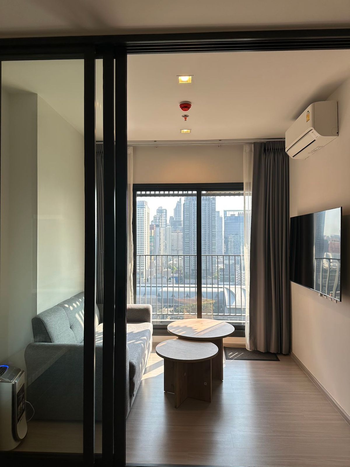 ให้เช่าคอนโดพระราม 9 เพชรบุรีตัดใหม่ RCA : Life Asoke Hype - 35 SQM- 27 Floor (facing south)- 1 BED 1 BATH.  Only 7 rooms in 1 floor has best view like this. 