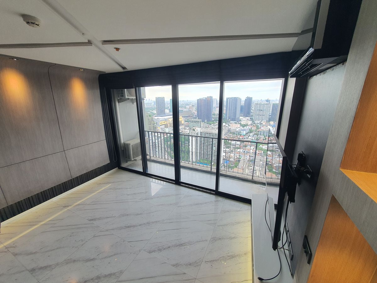 ขายคอนโดลาดพร้าว เซ็นทรัลลาดพร้าว : สูงที่สุดในลาดพร้าว คอนโดหรู 51.9 ตรม. ชั้น 44, วิวเหนือทุกตึก จับจองด่วน, ดิ อิสสระ ลาดพร้าว, เดินเพียง 400 เมตร. ถึง MRT ลาดพร้าว โอกาสลงทุนแห่งปี, ลงทุนวันนี้ เพื่อมูลค่าพรุ่งนี้! Rare Unit ทำเลทอง ราคาต่ำกว่าตลาด พร้อมผลตอบแทนสูง