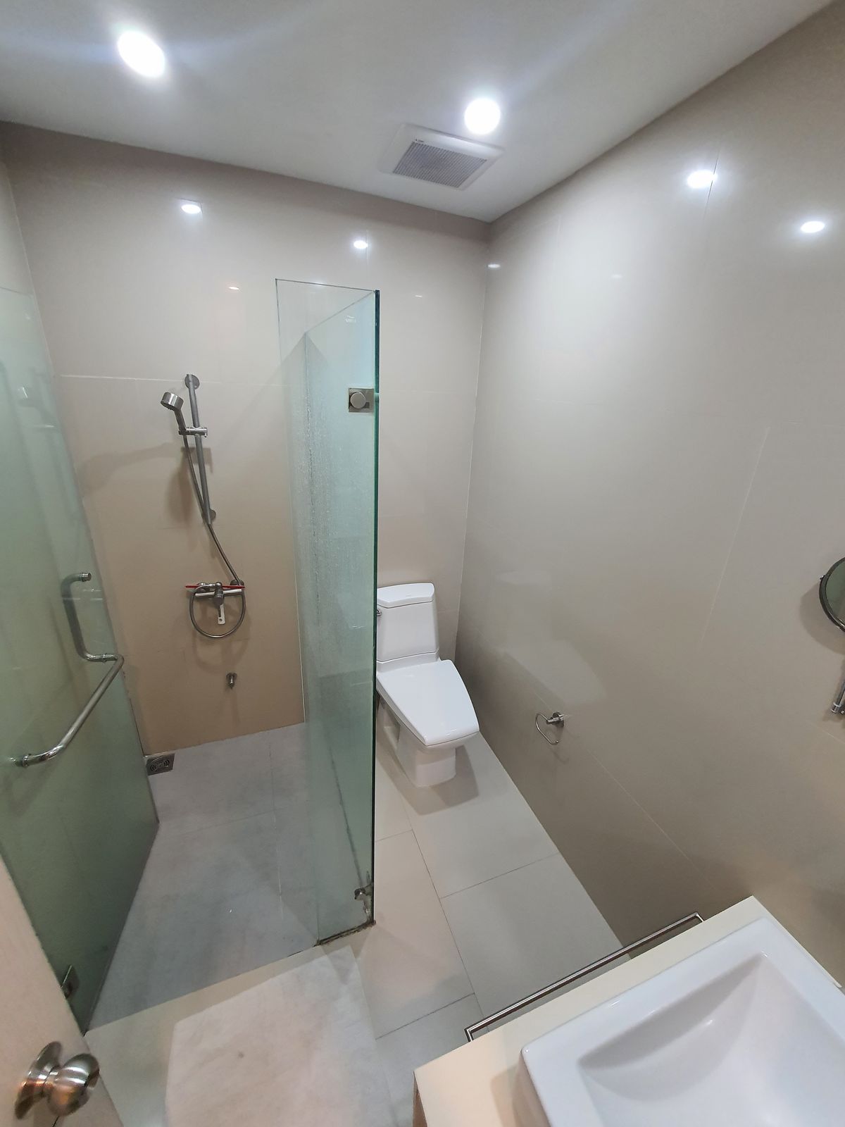 For SaleCondoLadprao, Central Ladprao : The highest in Ladprao, luxury condo 51.9 sqm. Floor 44, the view of all buildings, reserved urgently, Di Issara Ladprao, only 400 meters. To MRT Ladprao, the opportunity of the year, investment today for value tomorrow! Rare Unit Gold location is lower t