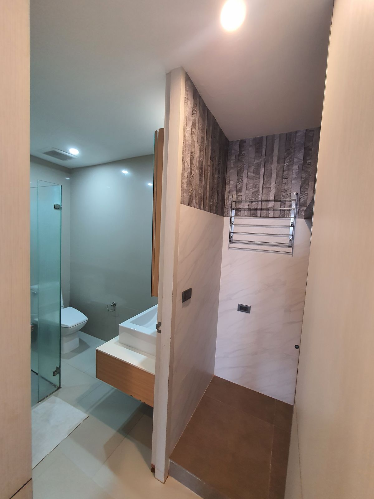 For SaleCondoLadprao, Central Ladprao : The highest in Ladprao, luxury condo 51.9 sqm. Floor 44, the view of all buildings, reserved urgently, Di Issara Ladprao, only 400 meters. To MRT Ladprao, the opportunity of the year, investment today for value tomorrow! Rare Unit Gold location is lower t