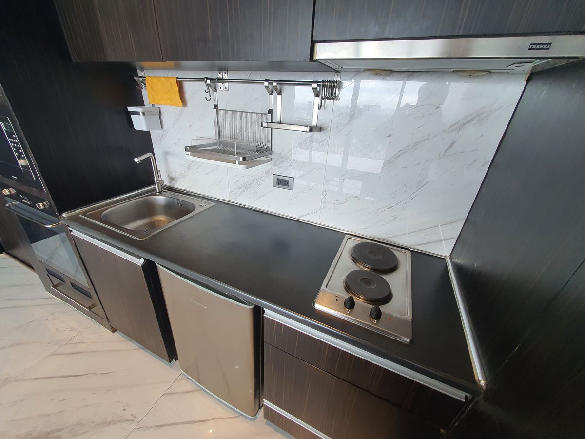 For SaleCondoLadprao, Central Ladprao : The highest in Ladprao, luxury condo 51.9 sqm. Floor 44, the view of all buildings, reserved urgently, Di Issara Ladprao, only 400 meters. To MRT Ladprao, the opportunity of the year, investment today for value tomorrow! Rare Unit Gold location is lower t