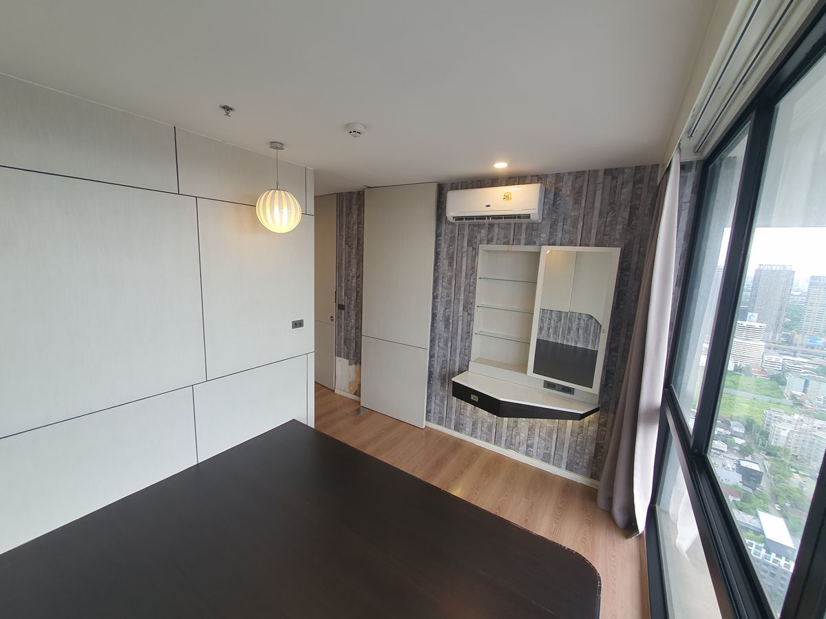 For SaleCondoLadprao, Central Ladprao : The highest in Ladprao, luxury condo 51.9 sqm. Floor 44, the view of all buildings, reserved urgently, Di Issara Ladprao, only 400 meters. To MRT Ladprao, the opportunity of the year, investment today for value tomorrow! Rare Unit Gold location is lower t