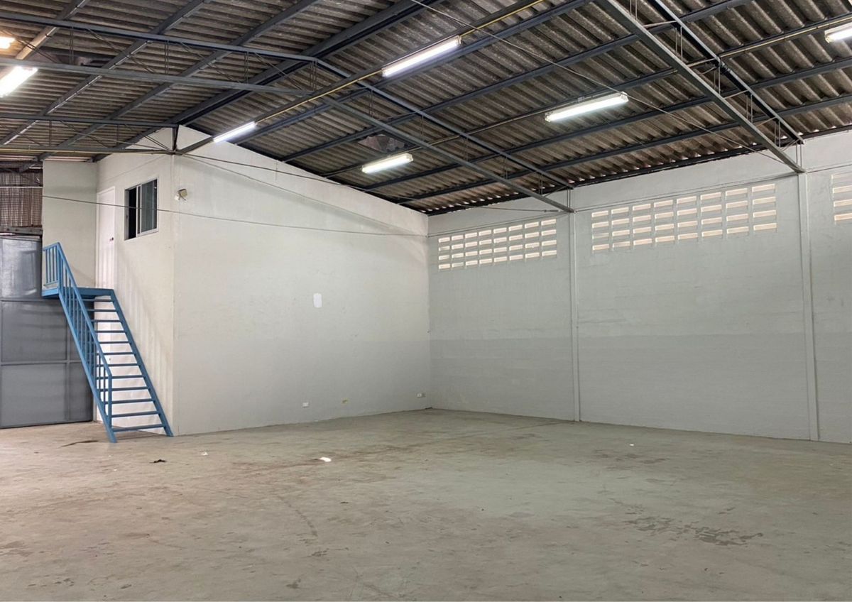 For RentWarehouseRatchadapisek, Huaikwang, Suttisan : Warehouse and Office for Rent, 400 sqm. 🔥 Prime location Ratchadaphisek 19 🚝 near MRT Ratchadaphisek only 100 m. 