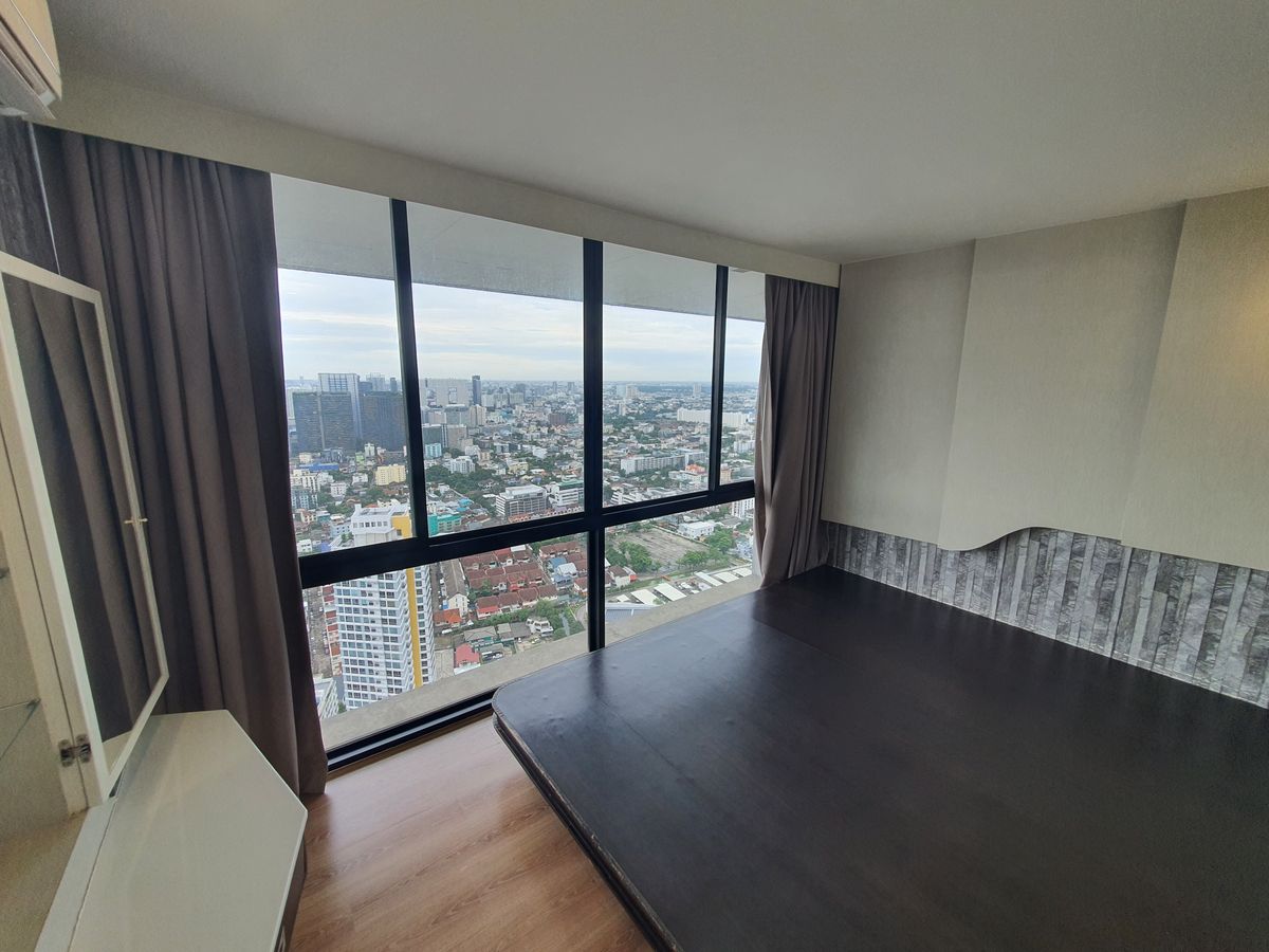 For SaleCondoLadprao, Central Ladprao : The highest in Ladprao, luxury condo 51.9 sqm. Floor 44, the view of all buildings, reserved urgently, Di Issara Ladprao, only 400 meters. To MRT Ladprao, the opportunity of the year, investment today for value tomorrow! Rare Unit Gold location is lower t