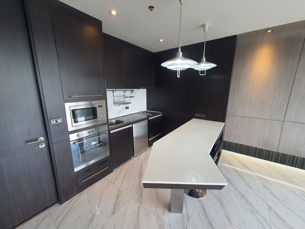 For SaleCondoLadprao, Central Ladprao : The highest in Ladprao, luxury condo 51.9 sqm. Floor 44, the view of all buildings, reserved urgently, Di Issara Ladprao, only 400 meters. To MRT Ladprao, the opportunity of the year, investment today for value tomorrow! Rare Unit Gold location is lower t