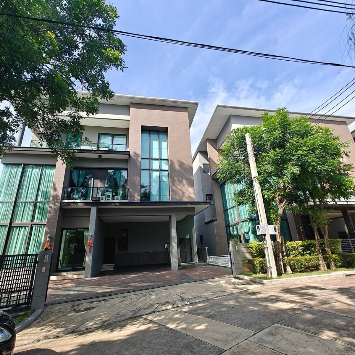 For SaleHouseBang Sue, Wong Sawang, Tao Pun : 📢👇Rare to find! 2 single houses with connecting access. Prime location with ultimate privacy, peaceful surroundings, and excellent connectivity. Close to MRT and expressways.