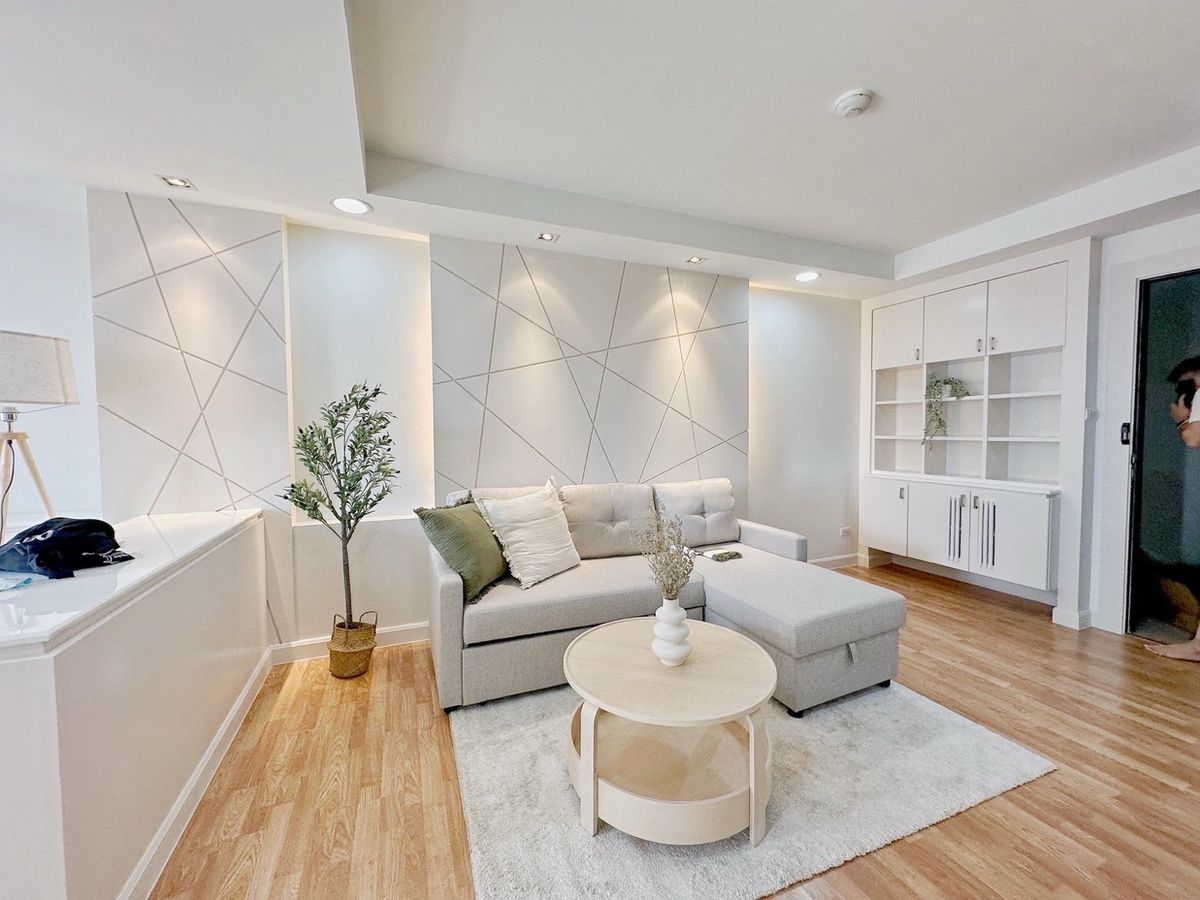 For SaleCondoRatchadapisek, Huaikwang, Suttisan : Large room in Ratchada area, The Kris, Ratchada 17, free transfer!