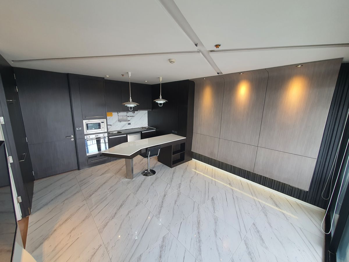 For SaleCondoLadprao, Central Ladprao : The highest in Ladprao, luxury condo 51.9 sqm. Floor 44, the view of all buildings, reserved urgently, Di Issara Ladprao, only 400 meters. To MRT Ladprao, the opportunity of the year, investment today for value tomorrow! Rare Unit Gold location is lower t