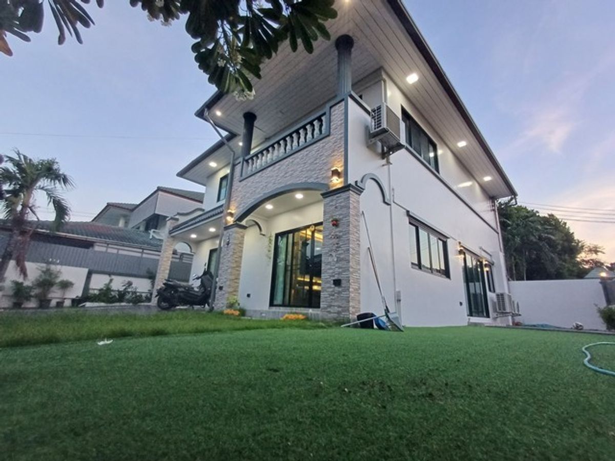 For RentHousePattanakan, Srinakarin : HR2645 House for rent Than Thong Village, Chaloem Phrakiat Road, Rama IX, Soi 54, near Suan Luang Rama 9, convenient transportation