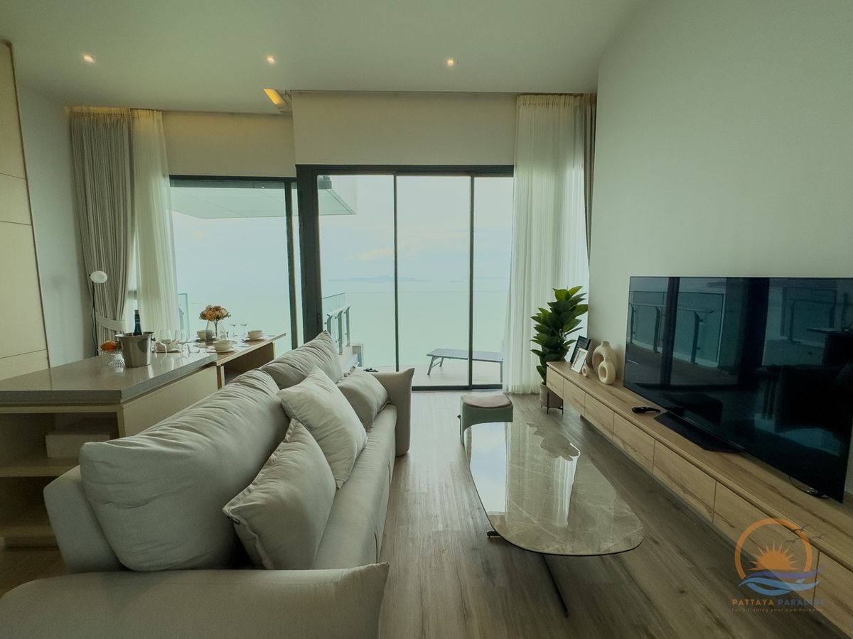 คอนโดพัทยา บางแสน ชลบุรี สัตหีบ : Arom Wongamat - 2 ห้องนอน วิวทะเลชั้นสูง พร้อม Private Jacuzzi ที่ระเบียง