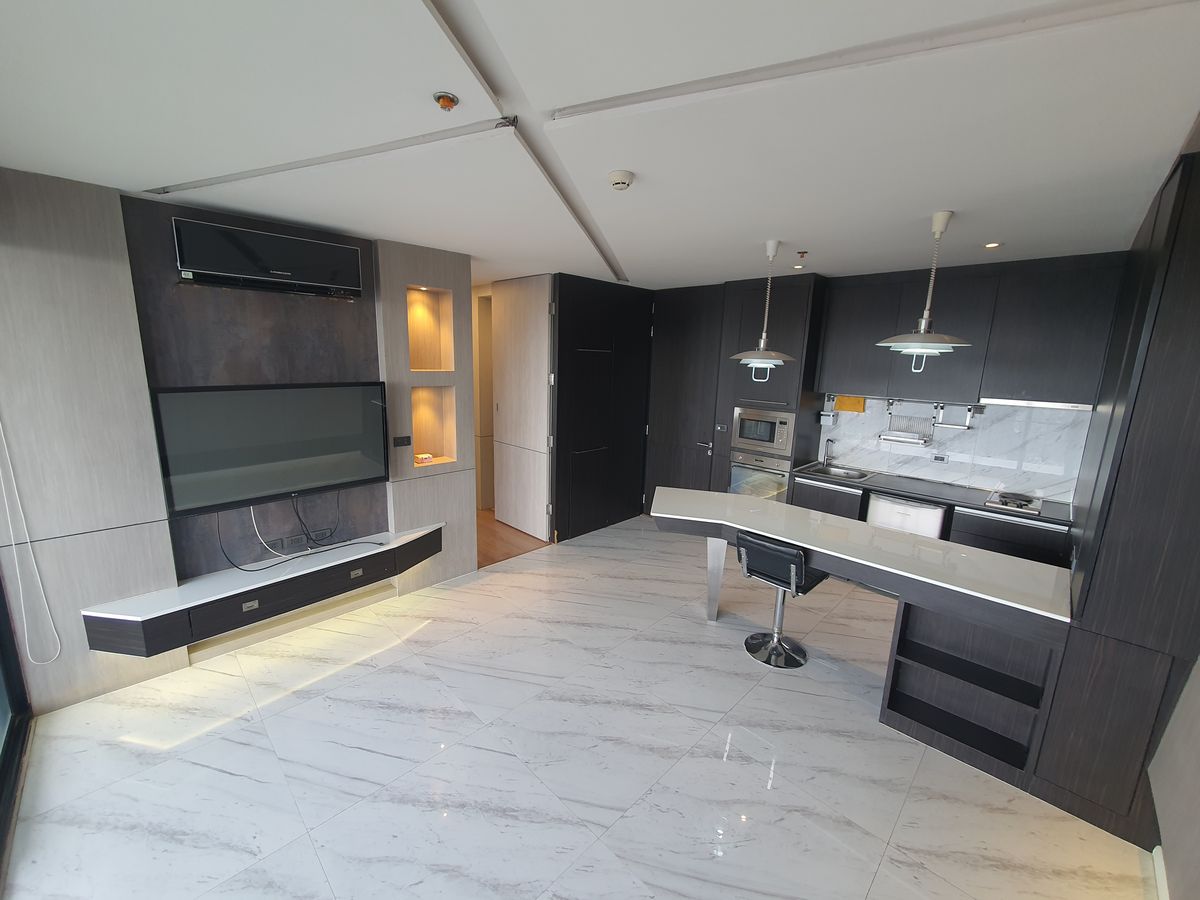 For SaleCondoLadprao, Central Ladprao : The highest in Ladprao, luxury condo 51.9 sqm. Floor 44, the view of all buildings, reserved urgently, Di Issara Ladprao, only 400 meters. To MRT Ladprao, the opportunity of the year, investment today for value tomorrow! Rare Unit Gold location is lower t