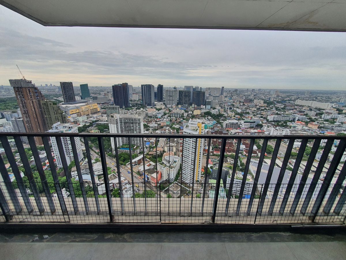 For SaleCondoLadprao, Central Ladprao : The highest in Ladprao, luxury condo 51.9 sqm. Floor 44, the view of all buildings, reserved urgently, Di Issara Ladprao, only 400 meters. To MRT Ladprao, the opportunity of the year, investment today for value tomorrow! Rare Unit Gold location is lower t