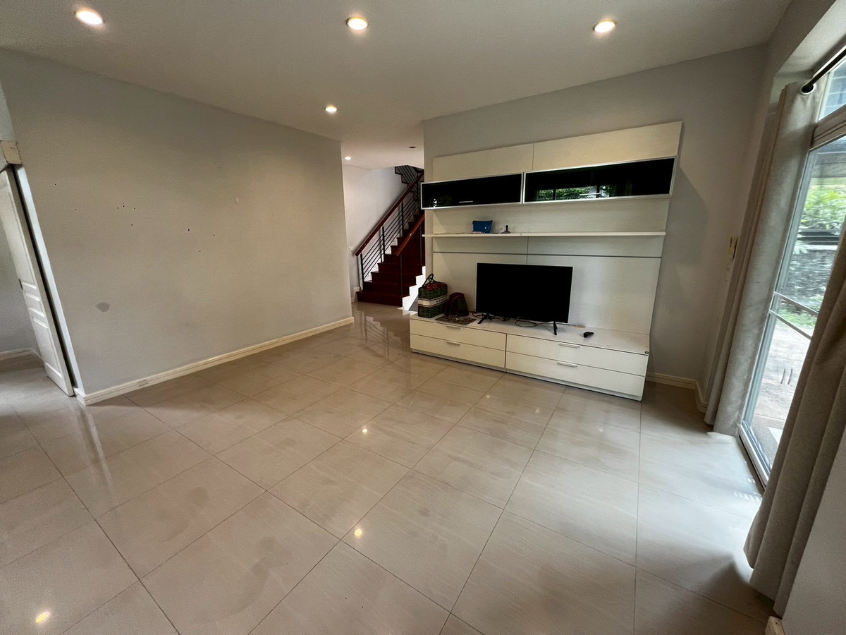 For RentHouseChaengwatana, Muangthong : house, 3 bedrooms, 3 bathrooms, close to HomePro Pakkret, near ISB International School.