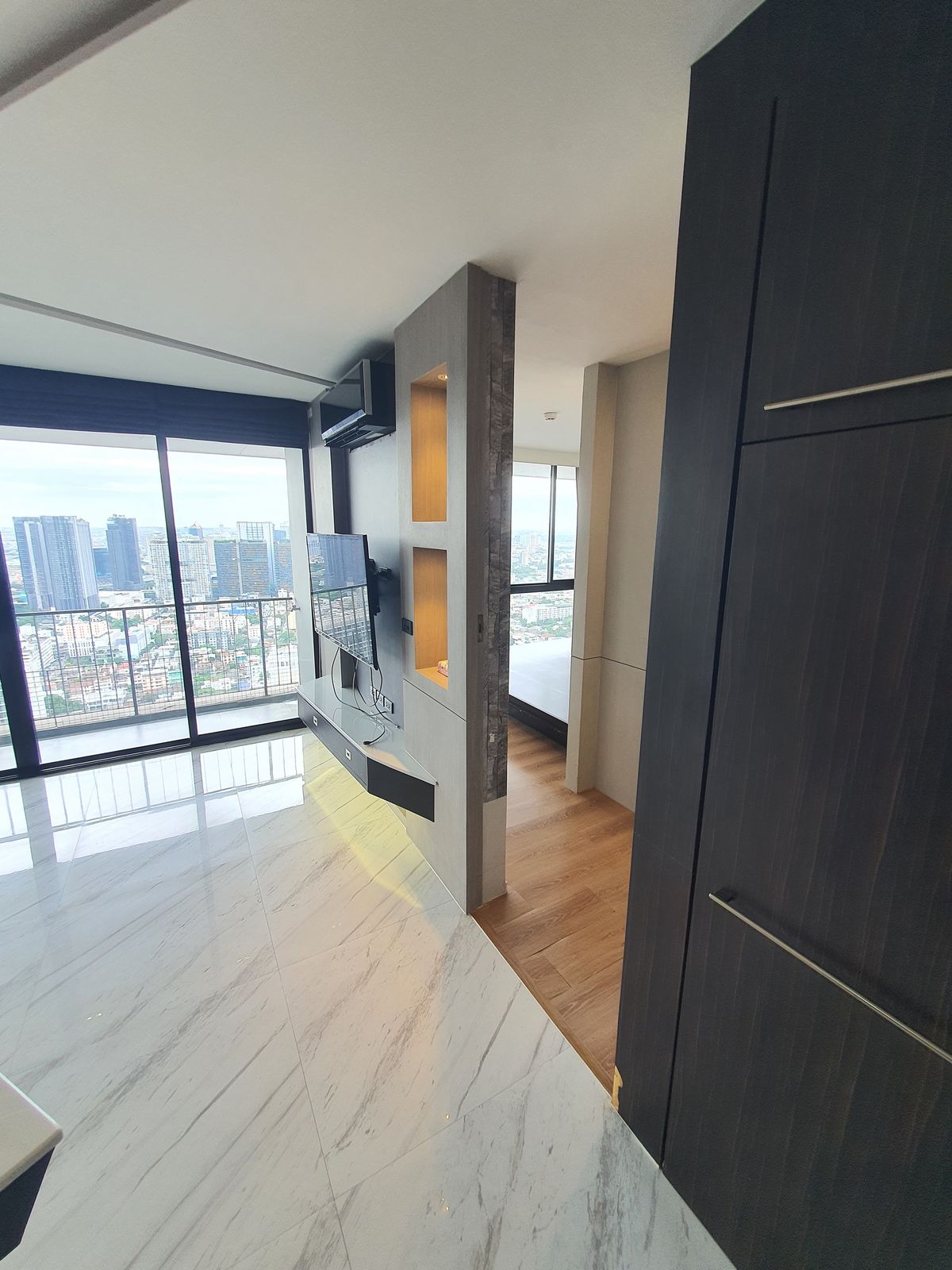 For SaleCondoLadprao, Central Ladprao : The highest in Ladprao, luxury condo 51.9 sqm. Floor 44, the view of all buildings, reserved urgently, Di Issara Ladprao, only 400 meters. To MRT Ladprao, the opportunity of the year, investment today for value tomorrow! Rare Unit Gold location is lower t