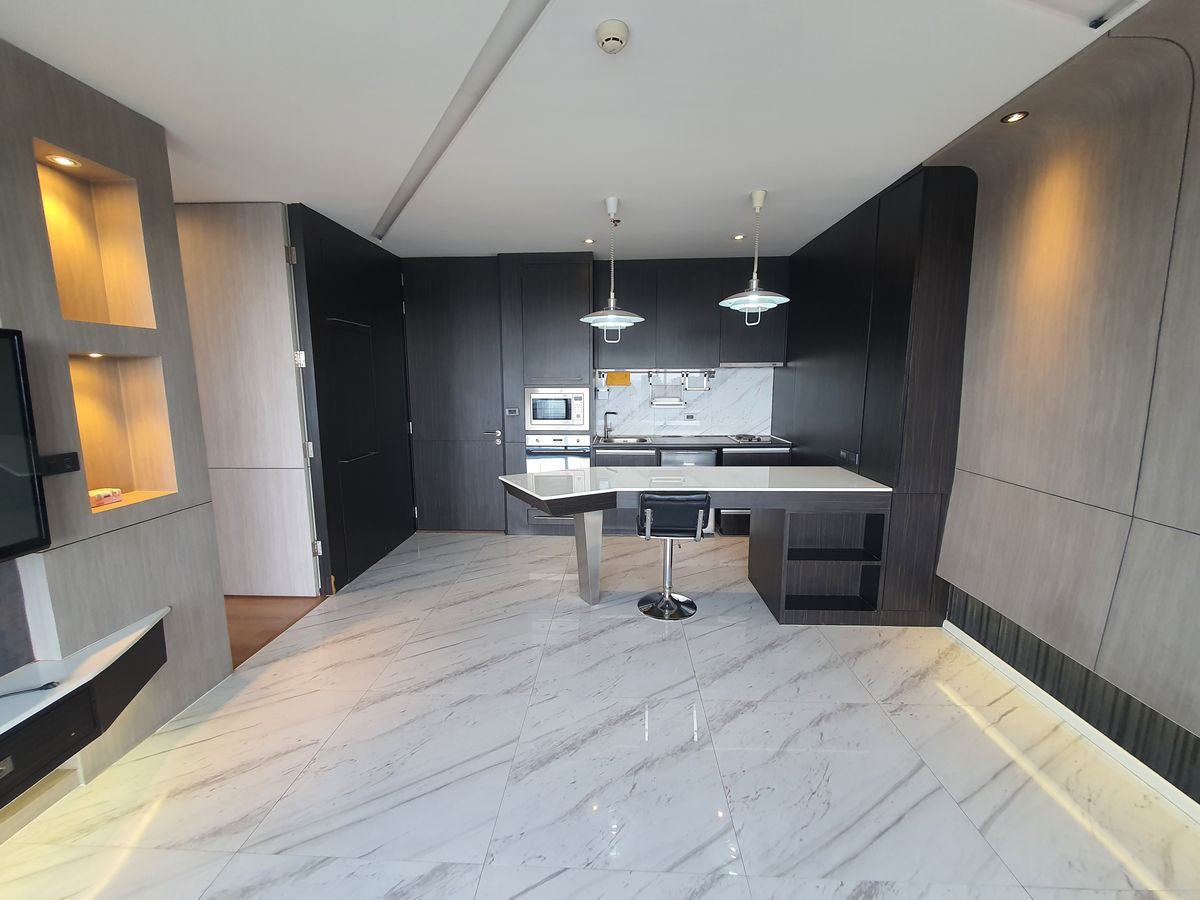 For SaleCondoLadprao, Central Ladprao : The highest in Ladprao, luxury condo 51.9 sqm. Floor 44, the view of all buildings, reserved urgently, Di Issara Ladprao, only 400 meters. To MRT Ladprao, the opportunity of the year, investment today for value tomorrow! Rare Unit Gold location is lower t