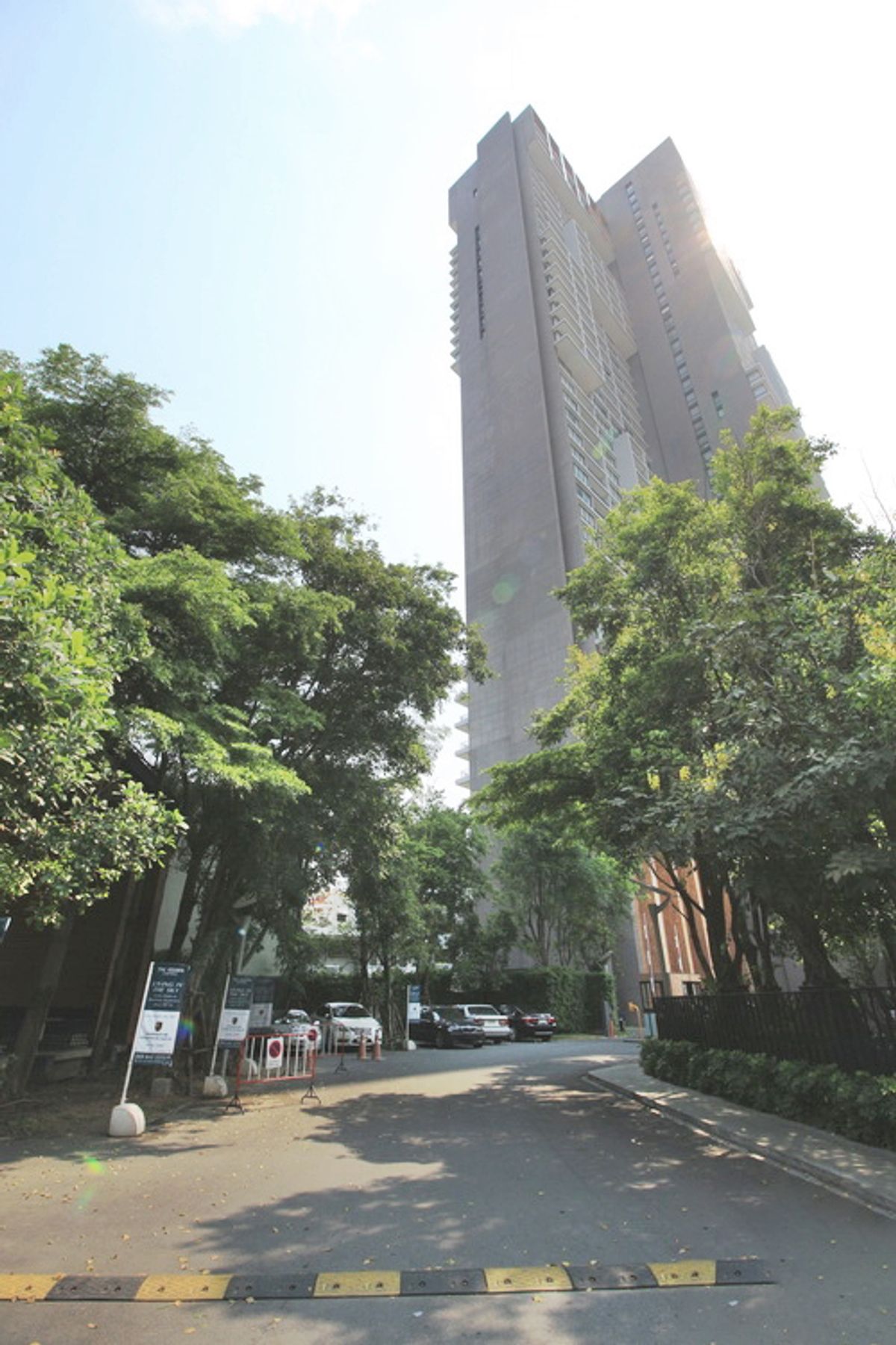 For SaleCondoLadprao, Central Ladprao : The highest in Ladprao, luxury condo 51.9 sqm. Floor 44, the view of all buildings, reserved urgently, Di Issara Ladprao, only 400 meters. To MRT Ladprao, the opportunity of the year, investment today for value tomorrow! Rare Unit Gold location is lower t