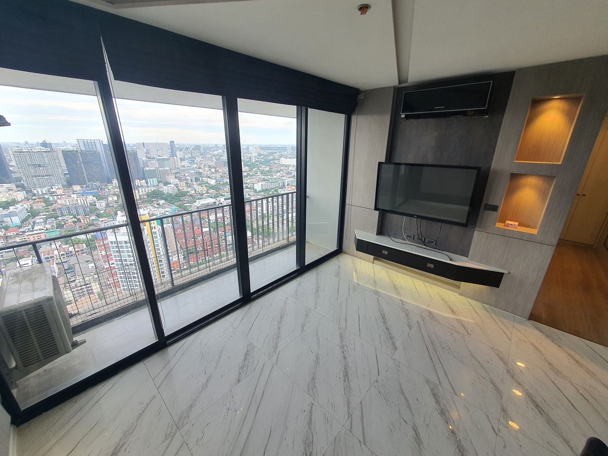 ขายคอนโดลาดพร้าว เซ็นทรัลลาดพร้าว : สูงที่สุดในลาดพร้าว คอนโดหรู 51.9 ตรม. ชั้น 44, วิวเหนือทุกตึก จับจองด่วน, ดิ อิสสระ ลาดพร้าว, เดินเพียง 400 เมตร. ถึง MRT ลาดพร้าว โอกาสลงทุนแห่งปี, ลงทุนวันนี้ เพื่อมูลค่าพรุ่งนี้! Rare Unit ทำเลทอง ราคาต่ำกว่าตลาด พร้อมผลตอบแทนสูง