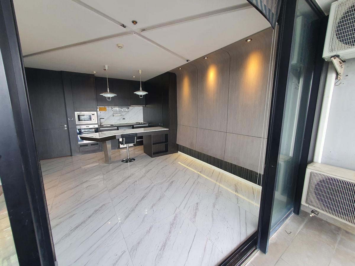 For SaleCondoLadprao, Central Ladprao : The highest in Ladprao, luxury condo 51.9 sqm. Floor 44, the view of all buildings, reserved urgently, Di Issara Ladprao, only 400 meters. To MRT Ladprao, the opportunity of the year, investment today for value tomorrow! Rare Unit Gold location is lower t