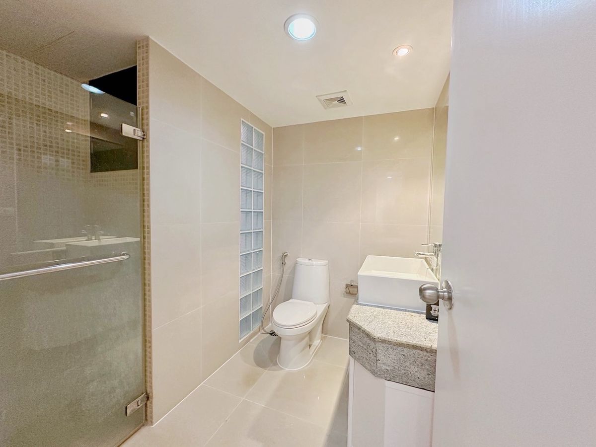 For SaleCondoRatchadapisek, Huaikwang, Suttisan : Large room in Ratchada area, The Kris, Ratchada 17, free transfer!