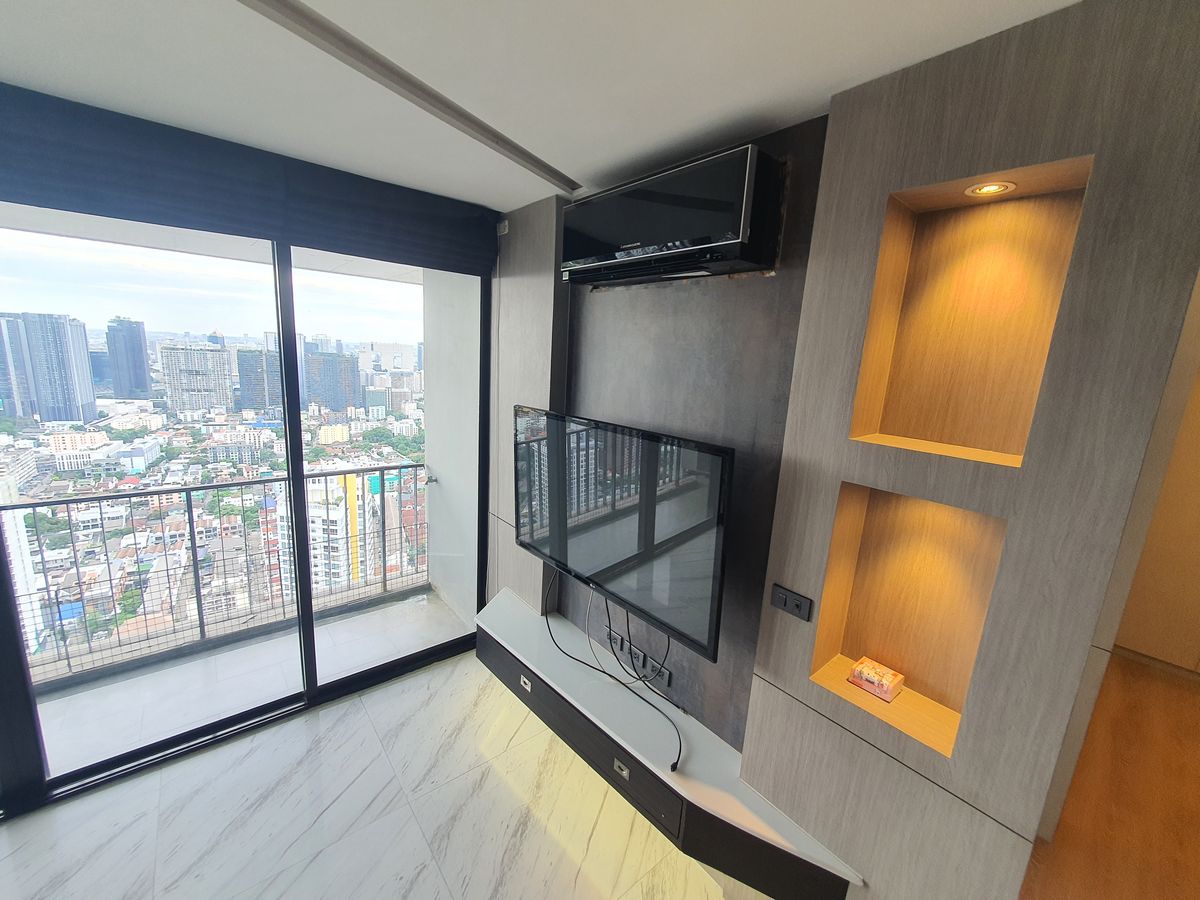 For SaleCondoLadprao, Central Ladprao : The highest in Ladprao, luxury condo 51.9 sqm. Floor 44, the view of all buildings, reserved urgently, Di Issara Ladprao, only 400 meters. To MRT Ladprao, the opportunity of the year, investment today for value tomorrow! Rare Unit Gold location is lower t
