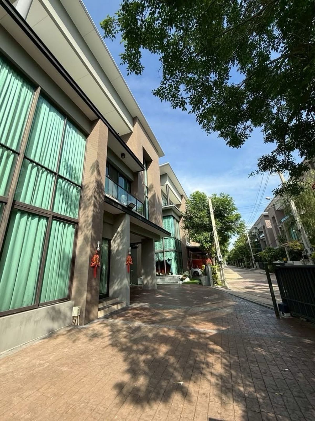 For SaleHouseBang Sue, Wong Sawang, Tao Pun : 📢👇Rare to find! 2 single houses with connecting access. Prime location with ultimate privacy, peaceful surroundings, and excellent connectivity. Close to MRT and expressways.