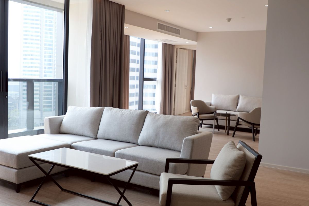 ให้เช่าคอนโดสุขุมวิท อโศก ทองหล่อ : Pet-Friendly Condo ให้เช่า 3 ห้องนอน 200 ตร.ม. กลางอโศก ทำเลดีมาก