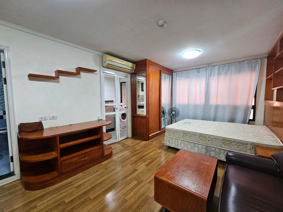 For RentCondoSathorn, Narathiwat : For Rent: Rental of Lumpini Place Narathiwatratchanakharin, attached to BRT Nararam 3, rent 9,500 baht/month, including 1 free parking fee.